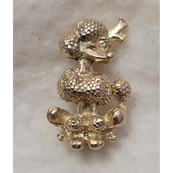 The Unbranded Brand Jewelry - Vintage Gold Tone Poodle Detailed Metal Groomed Dog‎ Sitting Lapel Brooch 1.25in